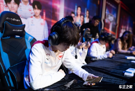 德州扑克不是概率游戏，而是决策质量的长期博弈（德州扑克的胜负取决于长期决策质量，而非概率）